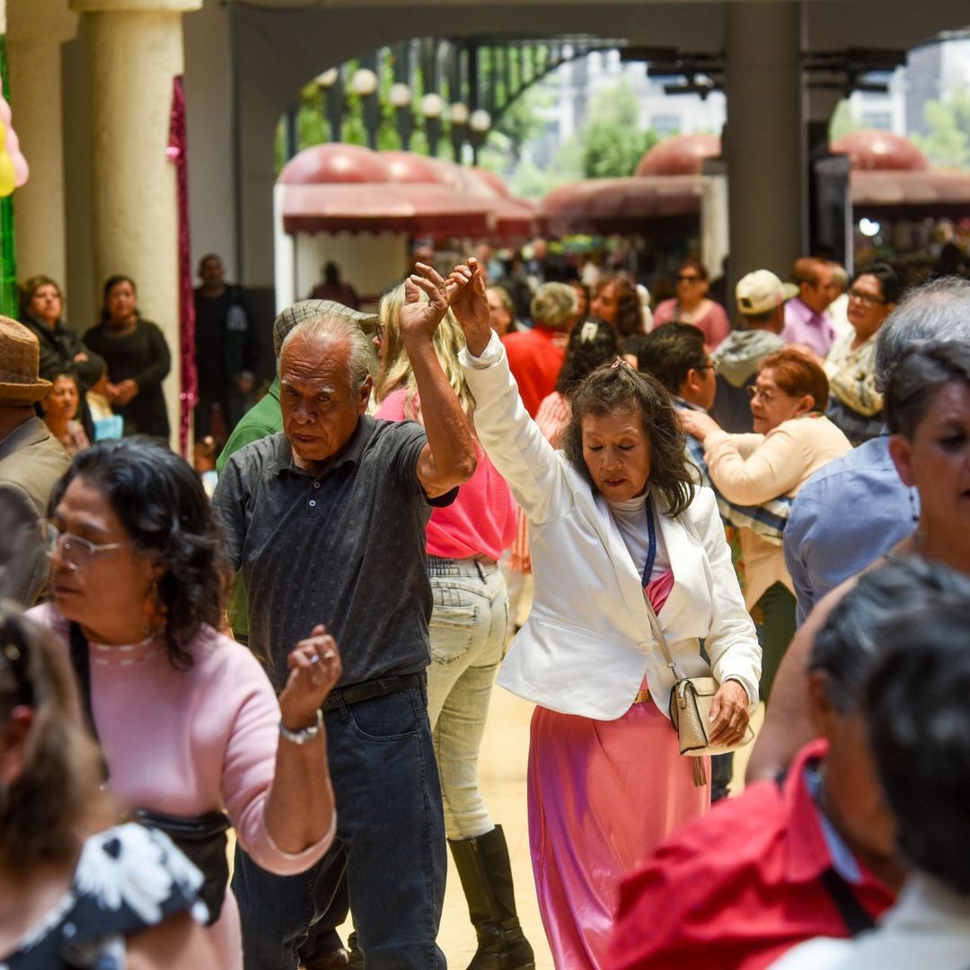Personas de la tercera edad se reúnen con música y baile en la Concha Acústica de Toluca.